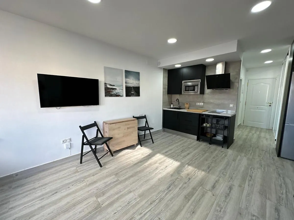 Ver417 - Reformado, Wifi, Vistas Al Mar, Piscina, Playa A 600 Metros, Centro A 300 Metros Torremolinos 0*,  Spain